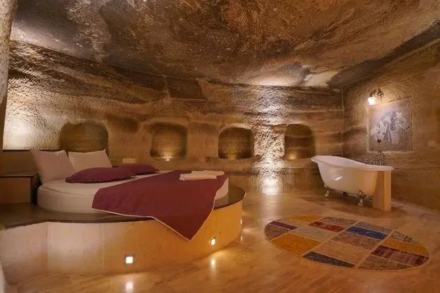 Honeymoon Cave Suite
