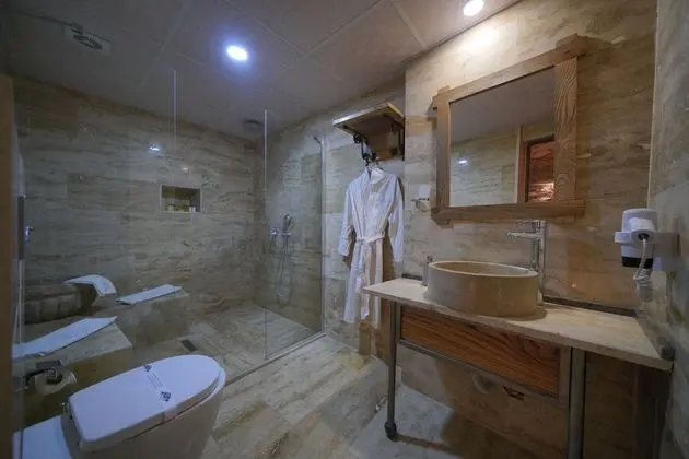 Honeymoon Cave Suite