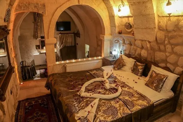 (101) Deluxe Cave & Stone Suite