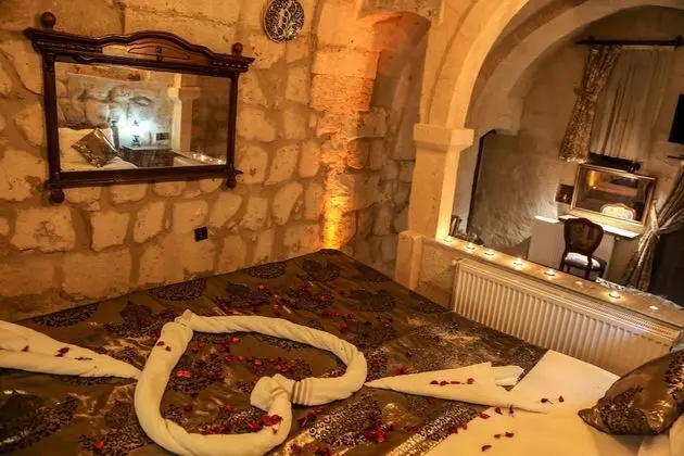 (101) Deluxe Cave & Stone Suite