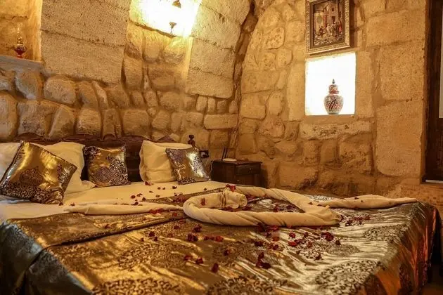(101) Deluxe Cave & Stone Suite