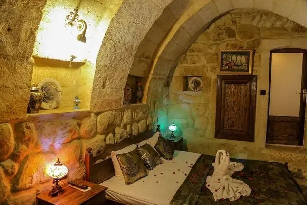 (102) Superior Cave & Stone Room