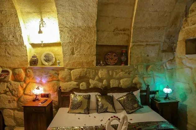 (102) Superior Cave & Stone Room