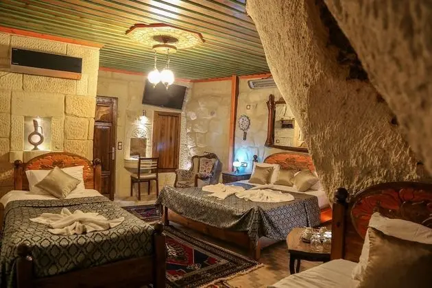 (204) Deluxe Cave & Stone Suite