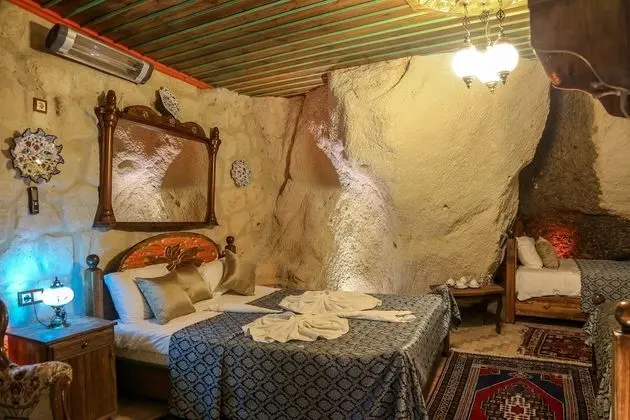 (204) Deluxe Cave & Stone Suite