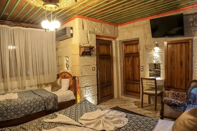(204) Deluxe Cave & Stone Suite