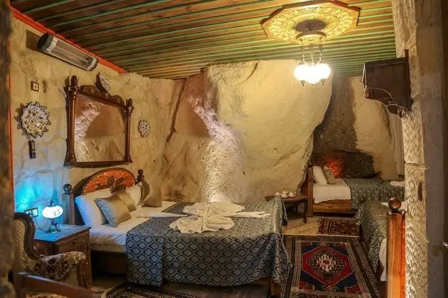 (204) Deluxe Cave & Stone Suite