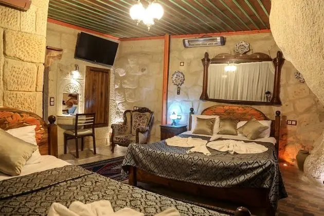 (204) Deluxe Cave & Stone Suite
