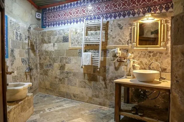 (204) Deluxe Cave & Stone Suite