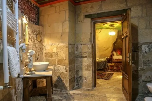 (204) Deluxe Cave & Stone Suite