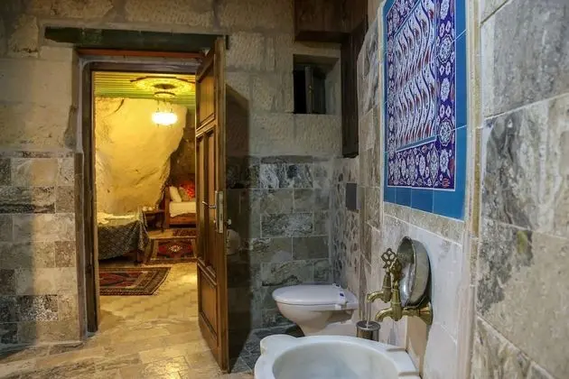 (204) Deluxe Cave & Stone Suite