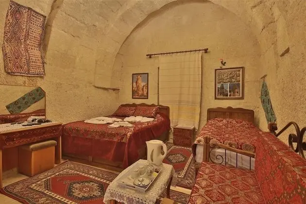 Üç Kişilik Oda (Cave)
