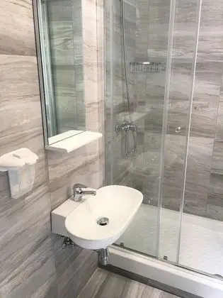 Tek Büyük Yataklı Oda, Ortak Banyo