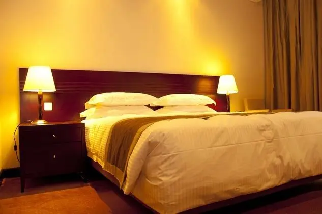 Deluxe Tek Büyük Yataklı Oda, Havuz Manzaralı