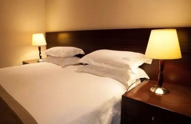 Deluxe Tek Büyük Yataklı Oda, Havuz Manzaralı