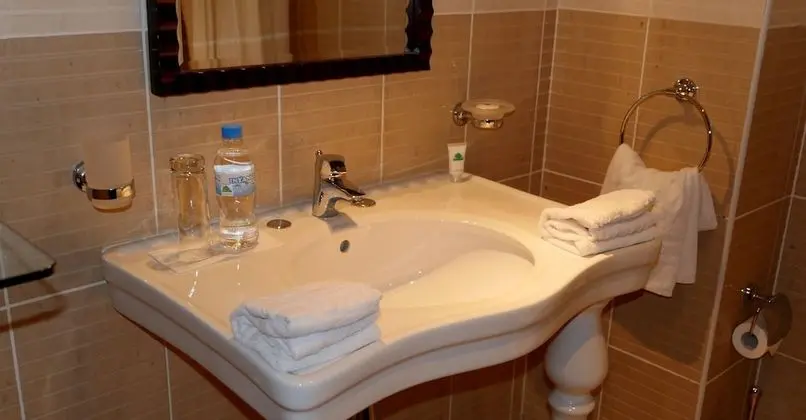 Deluxe Tek Büyük Yataklı Oda, Havuz Manzaralı