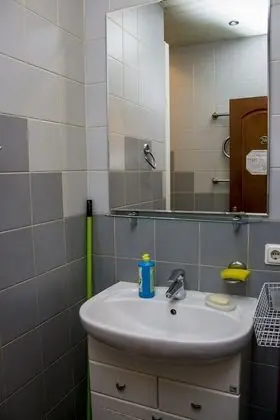 İki Ayrı Yataklı Oda, Ortak Banyo