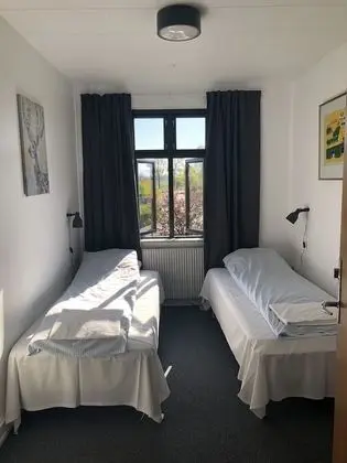 Tek Büyük veya İki Ayrı Yataklı Oda, Ortak Banyo