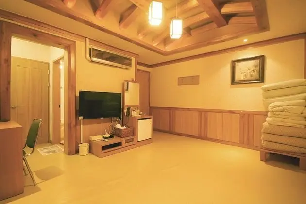 Oda (Korean-style Ondol Room)