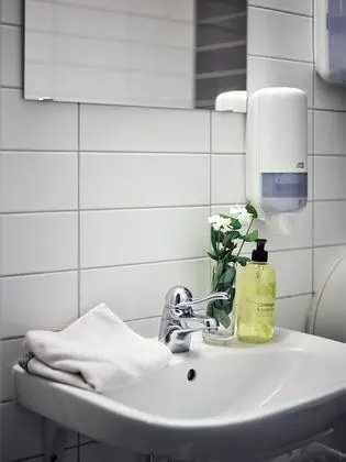 Üç Kişilik Oda, Ortak Banyo