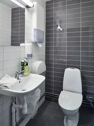 Üç Kişilik Oda, Ortak Banyo