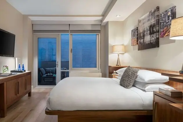 Deluxe Oda, 1 En Büyük (King) Boy Yatak, Balkon, Kısmi Manzaralı (MIDTOWN BALCONY KING)