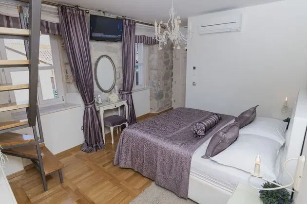 Family Tek Büyük Yataklı Oda