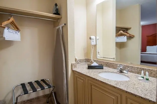 Executive King Suite/Separate Living Room & Full Size Bed