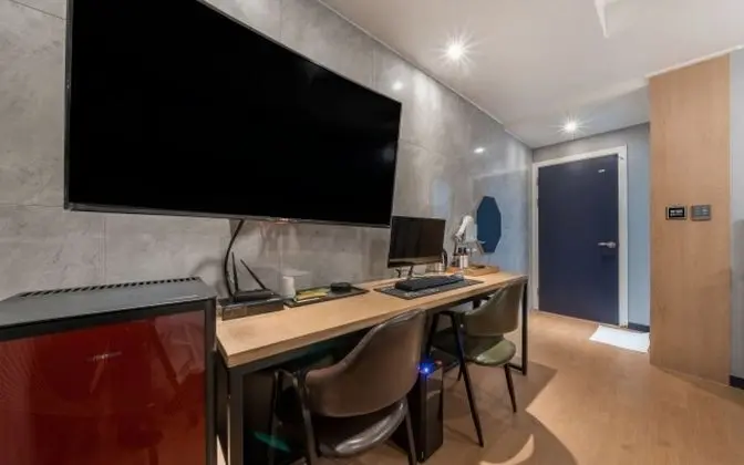 Oda (Quick access room (available on Netfl)