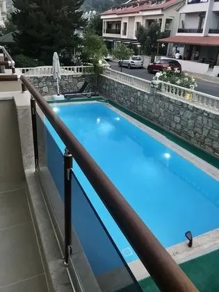 Comfort Room, Pool View
