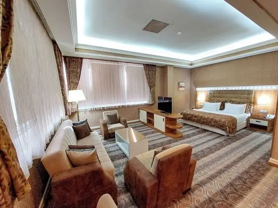 Junior Süit, 1 Büyük (Queen) Boy Yatak, Sigara İçilebilir, Şehir Manzaralı