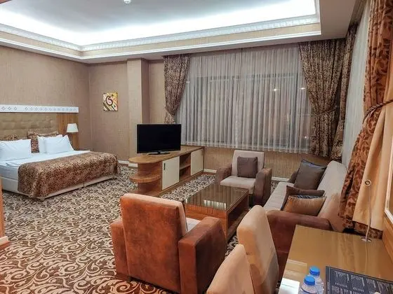 Junior Süit, 1 Büyük (Queen) Boy Yatak, Sigara İçilebilir, Şehir Manzaralı
