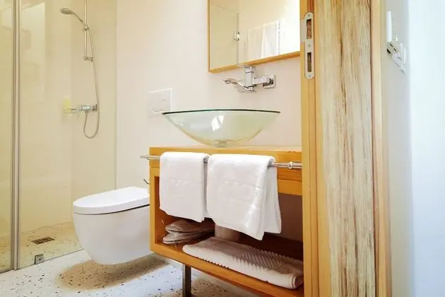Superior Tek Büyük veya İki Ayrı Yataklı Oda, Balkon, Bahçe Manzaralı