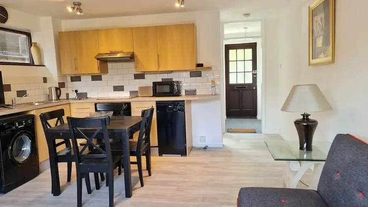 Apart Daire, Banyolu/Duşlu, Avlu Manzaralı (Hampden)