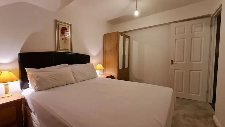 Apart Daire, Banyolu/Duşlu, Avlu Manzaralı (Hampden)