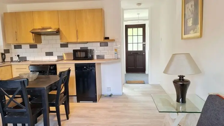 Apart Daire, Banyolu/Duşlu, Avlu Manzaralı (Hampden)