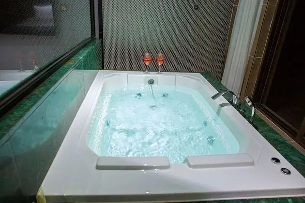 Deluxe Tek Büyük Yataklı Oda (Jacuzzi Double Room)