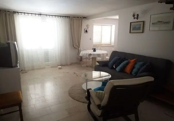 Ev (Gradina 1 - private pool - H(10+2))