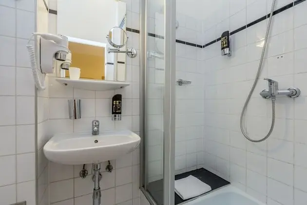 Tek Büyük Yataklı Oda (Small, Non-Accessible)