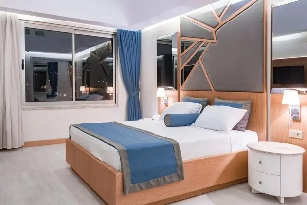 Aile Odası, Kara veya Havuz Manzaralı, Balkonlu