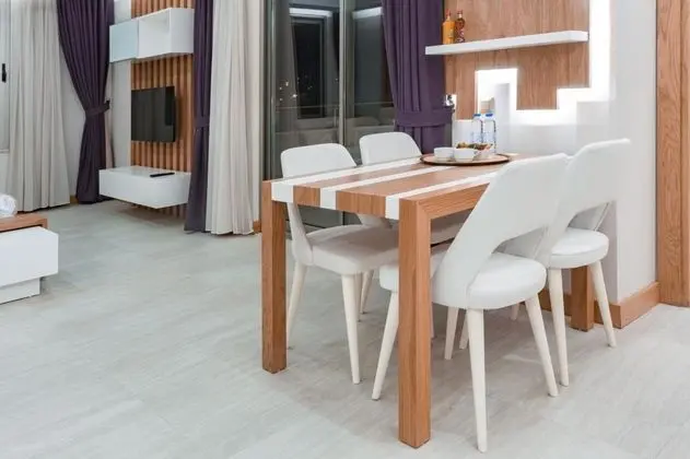 Aile Odası, Kara veya Havuz Manzaralı, Balkonlu