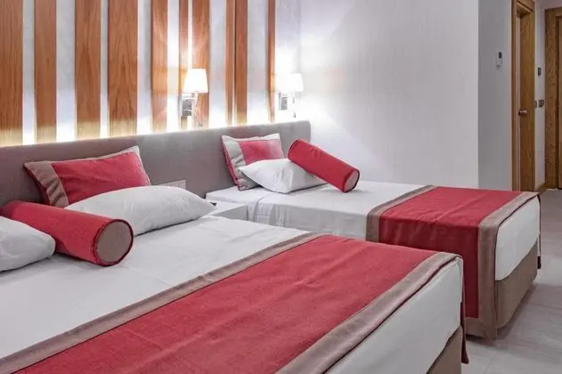 Standart Oda, Kara veya Kısmi Deniz Manzaralı, Balkonlu