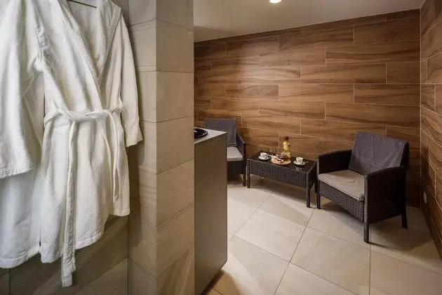 Luxury Oda