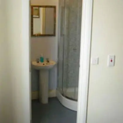 Economy Üç Kişilik Oda, Ortak Banyo
