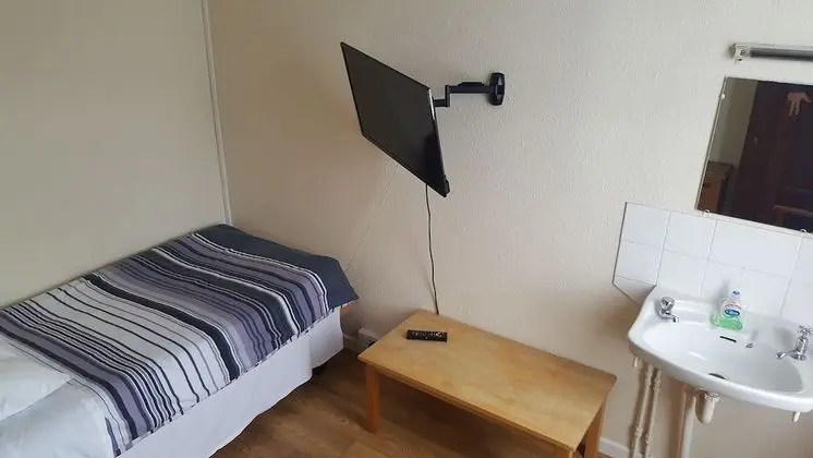 Tek Kişilik Oda, Ortak Banyo
