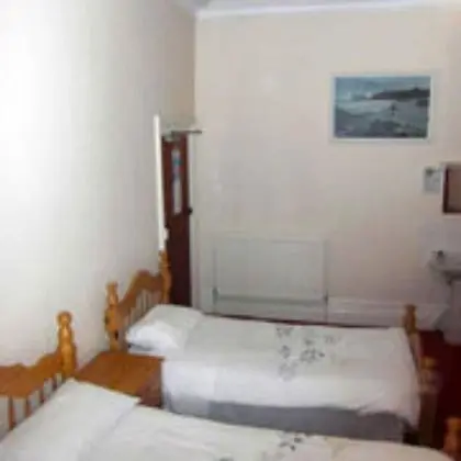 Üç Kişilik Oda, Ortak Banyo
