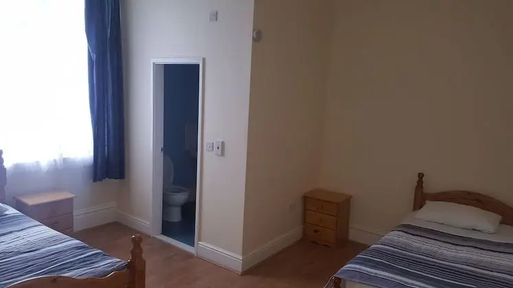 Üç Kişilik Oda, Ortak Banyo