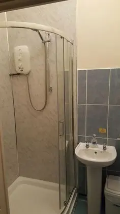 Üç Kişilik Oda, Ortak Banyo