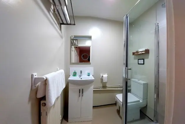 Üç Kişilik Oda, Banyolu/Duşlu (2)
