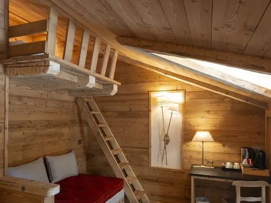 Junior Süit, 1 En Büyük (King) Boy Yatak ve Çekyat